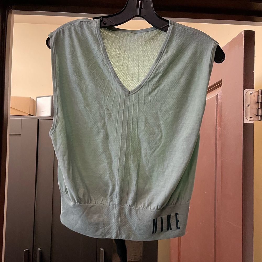 NIKE MINT GREEN WORKOUT TOP SIZE L ONLY WORN ONCE